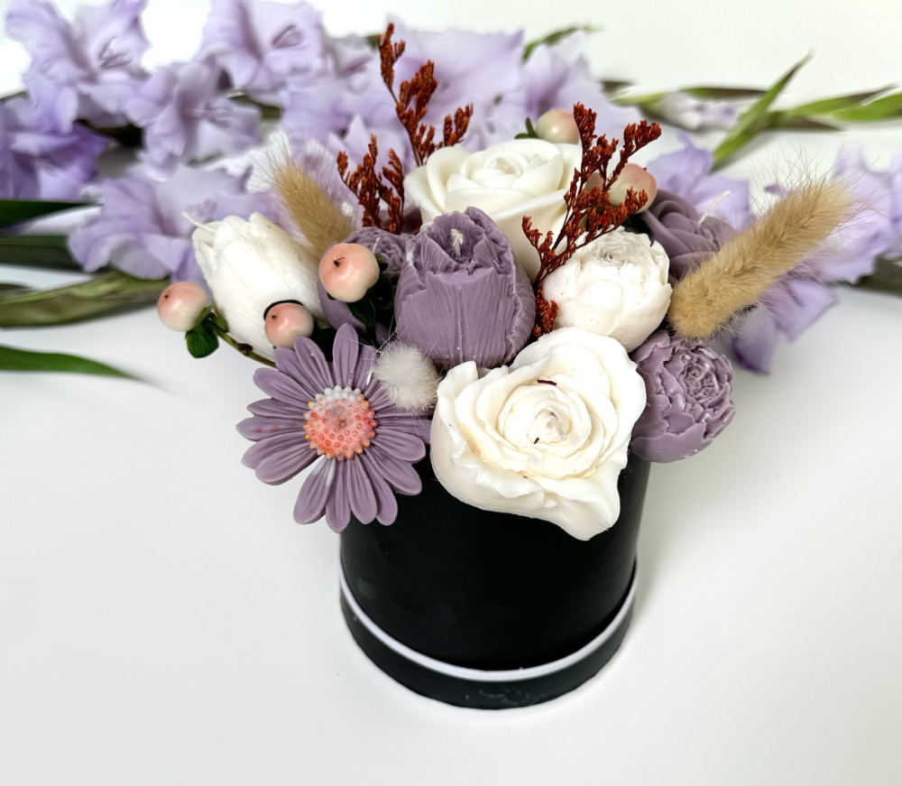 Sveču ziedu pušķi buķete ar violetām rozēm