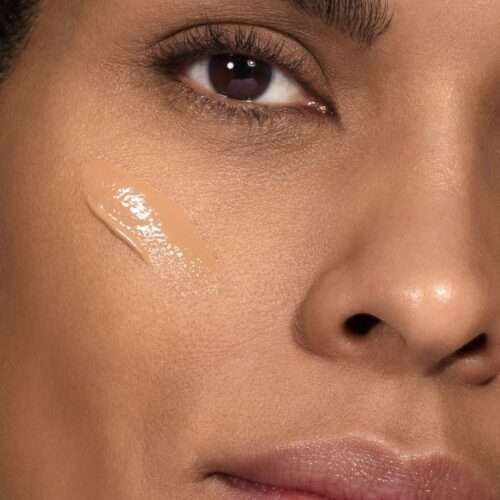 MADARA COSMETICS Pusmatēts tonālais krēms ar peptīdiem CLAY tonis