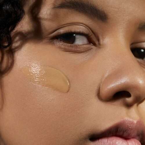 Madara cosmetics Pusmatēts tonālais krēms ar peptīdiem WARM TAN 65
