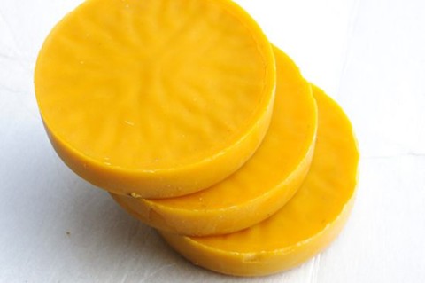 Puhas mesilasvaha – toodetud Lätis, mesilasvaha küünaldele, käsitööks ja puidutööks, ilma keemiliste lisanditeta