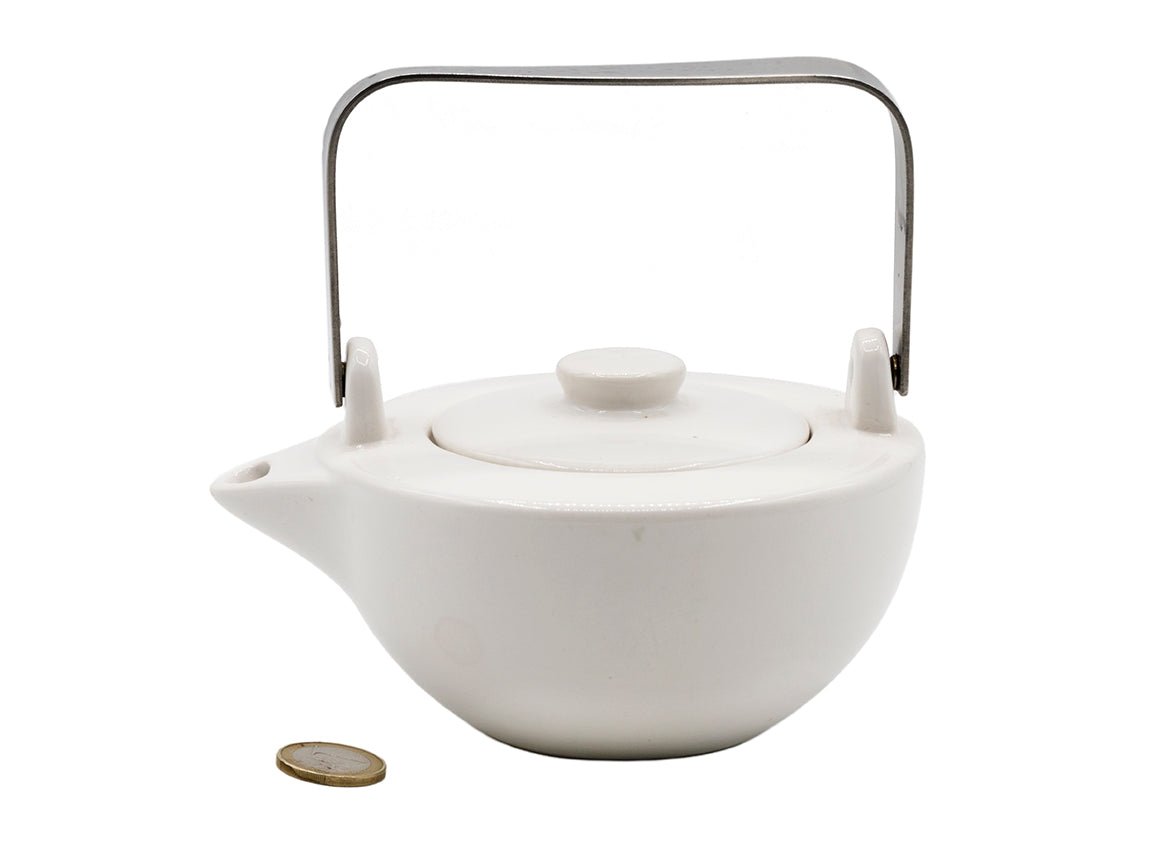 Balta porcelāna tējkanna ar metāla rokturi #93778