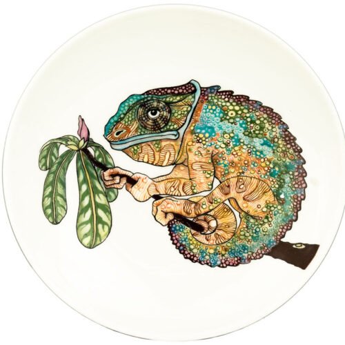 Krāsainais hameleons – ar malku apdedzināts, rokām apgleznots porcelāna šķīvis